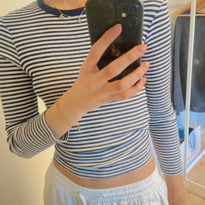 Randig tröja - Tröja från & Other stories, köpt för 400kr och är i nyskick. Skriv för fler bilder