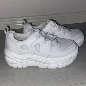 Vita Platåskor Sneakers - Vita platåskor från VOX i storlek 40. Helt veganska och helt nya. Superfräscha och fina till sommarn!! Nypris 350:- 
