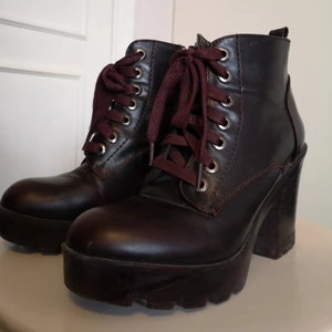 Kängor, skor - Rödbruna kängor med klack och lätt fodring. Dragkedja och snörning. Jättesköna! 