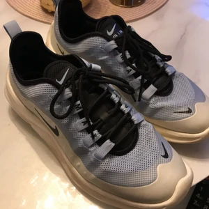 Nike Air Max storlek 39 - Skor som är obetydligt använda. Jättefint skick. Storlek 39. Frakt betalas av köparen.