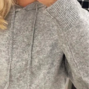 Grå stickad hoodie - En grå stickad hoddie som tyvärr int ekommit till användning, som ny! Bud på 250!