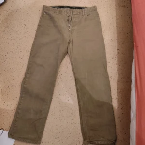 Gröna jeans - Baggy gröna jeans, använda men bra skick, ett hål längst ner på ena benet men inget man riktigt tänker på