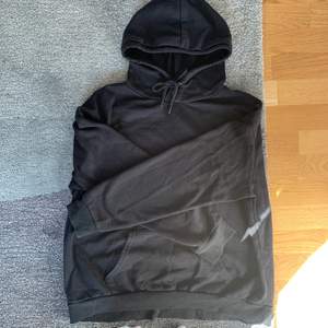 Säljer denna mysiga hoodie i svart från Primark💕 Ett perfekt basic basplagg som går ihop med vad som helst 🌸🧚🏼‍♀️