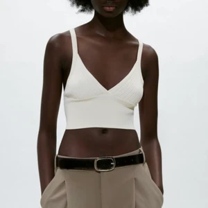 Stickat linne - Säljer detta superfina stickade linne från zara som inte längre finns kvar att köpa hos zara. Aldrig kommit till användning så den är i nyskick!💞 Är du intresserad skickar jag gärna fler bilder🌸 