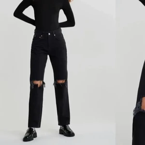 Svarta Petite 90s jeans från Gina 🤍 - Lånade bilder!  Säljer de svarta populära 90s jeansen från Gina tricot 🤍 bra skick men säljer då de är lite stora i midjan på mig 🥰   Storlek 34 petite 