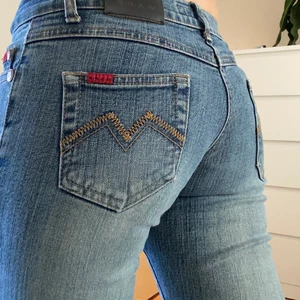 Bootcut jeans - Lowwaist och väldigt fina! Utspretade nere vid fötterna! Sitter bra på mig som är 172!