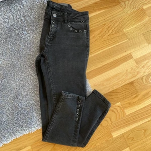 Svarta jeans i strl. 38 - Stretchiga jeans i storlek 38 •Bra skick! Fin modell. Bekväma •Pris: 79 kr 🚫Djurfritt och rökfritt hem 📍Kan mötes upp i Mölnlycke centrum 📬Kan skickas mot fraktkostnad (66 kr)