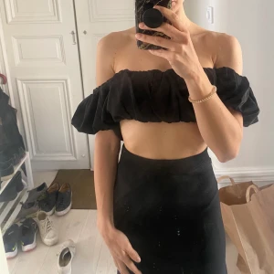 Kort topp  - Skitsbygg svart kort cropped top oanvänd
