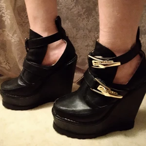 Platåskor med spännen  - Världens coolaste platåskor med guldiga spännen! De är ganska slitna men ändå jättefina! Kan skicka fler bilder vid förfrågan. 