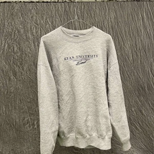 Kean University ”Dad” Sweatshirt - Grå Sweatshirt i bra skick