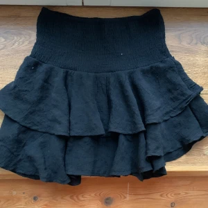 Volangkjol - Säljer min volangkjol från Shein, då den inte används längre, skicket är bra men den är lite nopprig. Den är i storlek xs/32-34. Ny pris: 119kr säljer för: 59kr💓💓