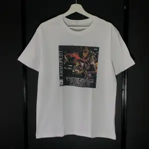 Gör dig redo för dessa snygga Travis Scott T-shirts. Unisexdesignen gör den lämplig för både tjejer och killar och det mjuka bomullsmaterialet ger en bekväm känsla hela dagen. VIT- St L GRÅ -St M  RÖD - St L  Svart - St L