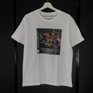 T-shirts Juciewrld  - Gör dig redo för dessa snygga Travis Scott T-shirts. Unisexdesignen gör den lämplig för både tjejer och killar och det mjuka bomullsmaterialet ger en bekväm känsla hela dagen. VIT- St L GRÅ -St M  RÖD - St L  Svart - St L