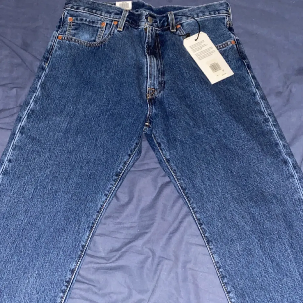 Jag säljer ett par Levi’s jeans Modell 551 Relaxed som jag tidigare köpte men inte passa de är helt oanvända och har till och med kvar lappen längden är 32 och bredden är 32 de också.  Hör av er om ni är intresserade!. Jeans & Byxor.