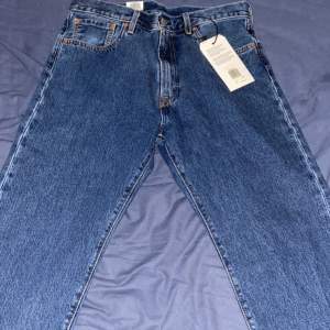 Jag säljer ett par Levi’s jeans Modell 551 Relaxed som jag tidigare köpte men inte passa de är helt oanvända och har till och med kvar lappen längden är 32 och bredden är 32 de också.  Hör av er om ni är intresserade!