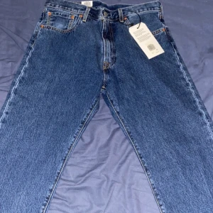 Levi’s Jeans  - Jag säljer ett par Levi’s jeans Modell 551 Relaxed som jag tidigare köpte men inte passa de är helt oanvända och har till och med kvar lappen längden är 32 och bredden är 32 de också.  Hör av er om ni är intresserade!