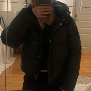 Glansig pufferjacket - Säljer min jättesnygga pufferjacket från Nelly i ett lite glansigt material då den är för liten och inte kommer till användning . Jackan är endast använd 2-3ggr. Den är i storlek 38 men skulle säga att den mer är som en 36. Nypris 500kr💕💕💕💕