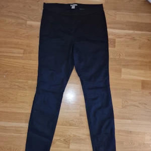 Kostymbyxor - Super fina kostymbyxor, aldrig använda. Storlek XL/XLL Fler bikder skickas vid intresse🫶🏼 Inga fickor!