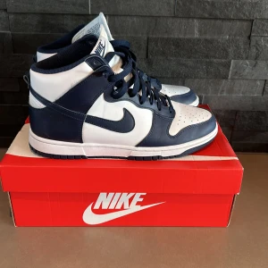 Nike dunk High retro/navy blue - Dessa är ett par Nike dunk high retro/navy blue. De är i storlek 43. De är använda 1 gång. De är i väldigt fint skick. Nypris på dessa ligger runt 2000. Jag kommer sälja dessa för 1500 men priset kan diskuteras. Skriv privat för mer bilder.