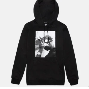 2pac hoodie🤍 - Den är i ny skick, ny pris 700 hade tänkt sälja den för 250kr❤️
