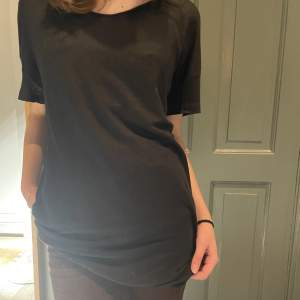 Fin svart t-shirt från Acne i oversize modell🧡Bra skick och inga defekter💫osäker på storleken, men passar både som S och M