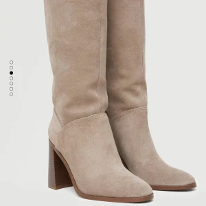 Mango stövlar  - Bruna stövlar ifrån mango. Använd 1 gång, i ny skick! 