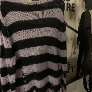 Killstars populära knit sweather i vacker lila och svart, köpt på bluefox i Stockholm 2021 men har tyvärr inte kommit till användning!  Storleken är M men passar nog allt från xs-l eftersom den är oversized! Ord pris. 549