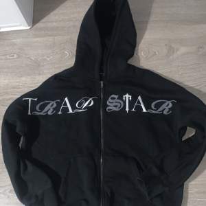 Säljer en Trapstar script zip hoodie tracksuit som har använts 1 gång och är 10/10 skick. Kan stå för frakt    Kvitto finns!  Köpte in den för 2,300kr