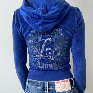 Y2k hoodie - Så snygg Y2k hoodie💙liknar juicy couture. Uk 8 vilket motsvarar storlek 36. Endast frakt 🎀 använd gärna köp-nu funktionen 🌟om den inte är markerad såld finns den kvar❣️