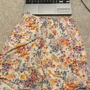 Shorts - Jätte söta blommiga shorts Använd en gång  Jätte fint skick och stretch i midjan 🧡🧡