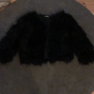 Jacka - Höst/vår jacka köpt på tessie som var populärt för några år sedan,köpt för 500kr,använd få gånger så den är som ny(fake päls)☺️vid mer frågor elelr bilder skriv privat,köp inte direkt🤝
