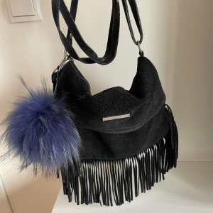 Mockaväska med fransar - Cool mockaväska! Inköpt i någon liten butik i kroatien. Toffsen till är avtagbar och bara nått jag satt dit som detalj.