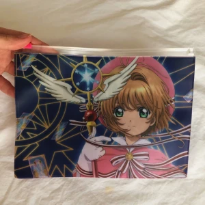 förvaring zip Cardcaptor Sakura - litet pennskrin/förvaring i plast med Cardcaptor Sakura! går att stänga med en ”zip”. kan spricka lätt om man packar i för mkt men går utmärkt att förvara mindre, platta prylar i! eller att bara ha som prydnad/samlarobjekt! 🌸💘