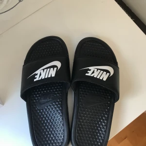 Badtofflor Nike - Badtofflor från Nike