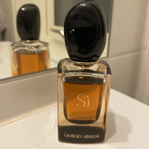 Parfym Sí från Giorgio Armani - Knappt använd Giorgio Armani parfym. Märke: Sí 30ml 