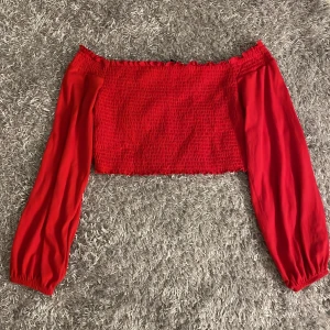 Tröja - röd off shoulder topp, använd 1 gång alltså i nyskick! Storlek L men passar M.