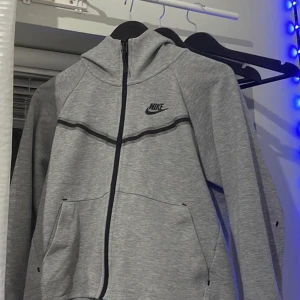 Nike tech fleece  - Hej säljer min Nike tech fleece i storlek xs dam modell. Sparsamt använd  Ny pris 1300 vid snabb affär kan tänka mig gå ner lite.