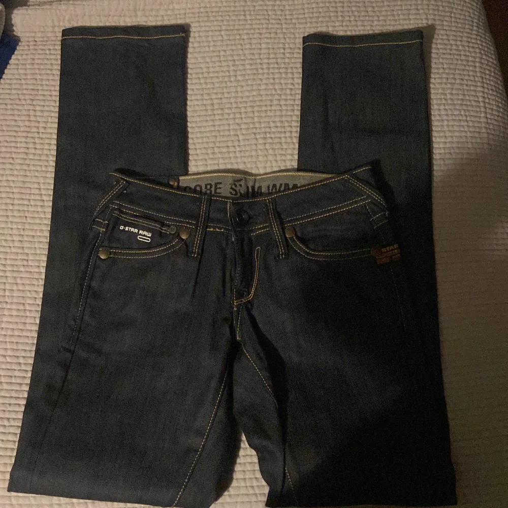 Lågmidjade jeans från g-star i nyskick Säljer för att de inte passade mig men annars så sjukt snygga jeans. Köptes på Plick . Jeans & Byxor.