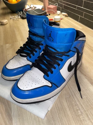Jordan 1 mid signal blue - Säljer dessa för har växt ut dom, och dom är rätt så sletna, skriv till mig vad ni är villiga att betala så löser vi en snabb affär. Kvitto eller låda finns ej