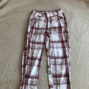 Pyjamasset - Ett jättemysigt pyjamasset från Kappahl i gott skick. Lite noppror men inget man tänker på särskilt mycket. Säljs pga att byxorna är för små för mig. På lappen står det xs, men skulle säga att tröjan är rätt stor och urringad passar nog även s.