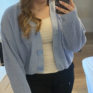 stickad kofta - säljer denna fina kofta från hm då den inte används. nyskick 