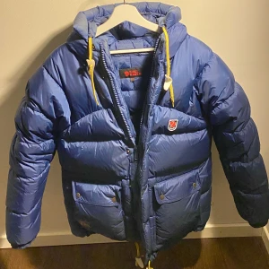 Fjällräven Expedition Down Lite Jacket Navy - Hej, säljer min flickväns Fjällräven jacka. Storlek XXS men passar allt från 160-190 cm, beroende på hur du vill att den ska sitta. Allt ”puff” är kvar, skicket är bra med en ”flaw” som jag kan skicka bild på i DM. Nypris va 7000kr. Hör av dig!