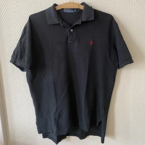 Ralph Lauren polo piké  - Kortärmad pikétröja från Ralph lauren storlek M. Lite urtvättad men annars fint skick. Köpt second hand. 