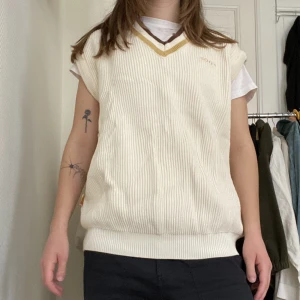 Ocersized Stickad vit väst - Oversized Tjock stickad väst i en off white färg. Right 100’s. Köpt second hand men lappen satt kvar så helt ny och använd fåtal gånger. Storlek XL 