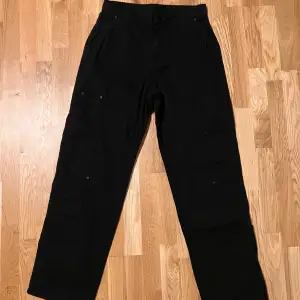 Carpenter pants från okänt märke köpta på zalando för retail: 700kr säljs nu för 300kr. Väldigt många fickor på båda benen bak och fram. 