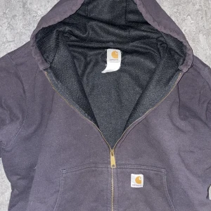 Carthartt jacka  - Carthartt jacka/ hoodie de är typ en hoodie fast fodrar riktigt najs storlek L men sitter oversized på S eller M