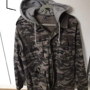 Jacka/tröja - Fint skick. Storlek Large.