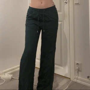 Lågmidjade byxor - Jättefina gröna lågmidjade byxor. Dessa byxorna är så sköna!