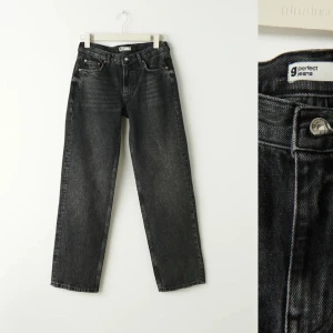 gina low straight jeans  - säljer dessa low straight jeans i petite! ändrat använt 2 gånger. säljer då jag inte gillar hur de ser ut på min kropp, kom privat för fler bilder!