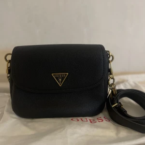 Guess väska som ny✨ - Jätte fin guess väska, använd Max 2 gånger men som ny✨ Nypris 1299kr
